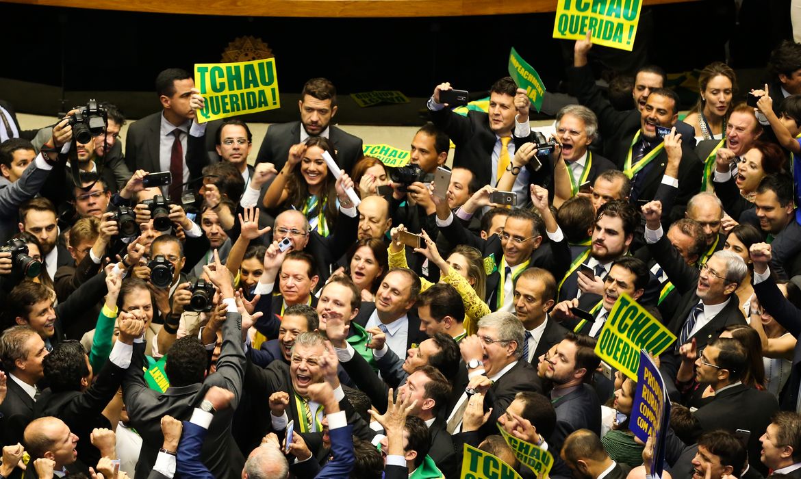 Brasília - Sessão para votação da autorização da abertura do processo de impeachment da presidenta Dilma Rousseff, no plenário da Câmara dos Deputados (Valter Campanato/Agência Brasil)