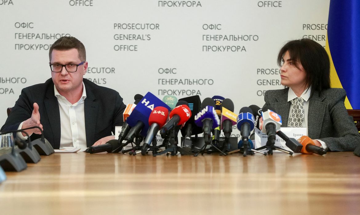 Ivan Bakanov, chefe do Serviço de Segurança da Ucrânia, e Iryna Venediktova, procuradora-geral do país, participam de uma coletiva de imprensa em Kiev antes de terem sido afastados