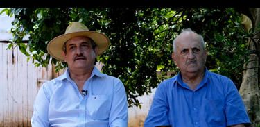 Rubens Fidêncio e João Cornélio de Oliveira, pai e filho de cinco gerações de uma família de agricultura familiar: "somos privilegiados em estar há 160km da Ceagesp"