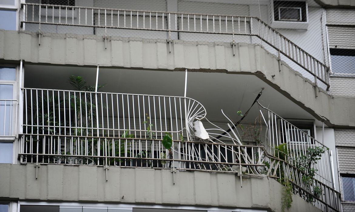 Edifício Canoas, de 19 andares, em São Conrado, na zona sul do Rio, onde ocorreu uma explosão, pouco antes das 6h. A explosão ocorreu no apartamento 1.001, no décimo andar (Fernando Frazão/Agência Brasil)