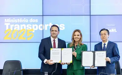 Brasil e China assinam acordo para estudar ferrovia até o Peru