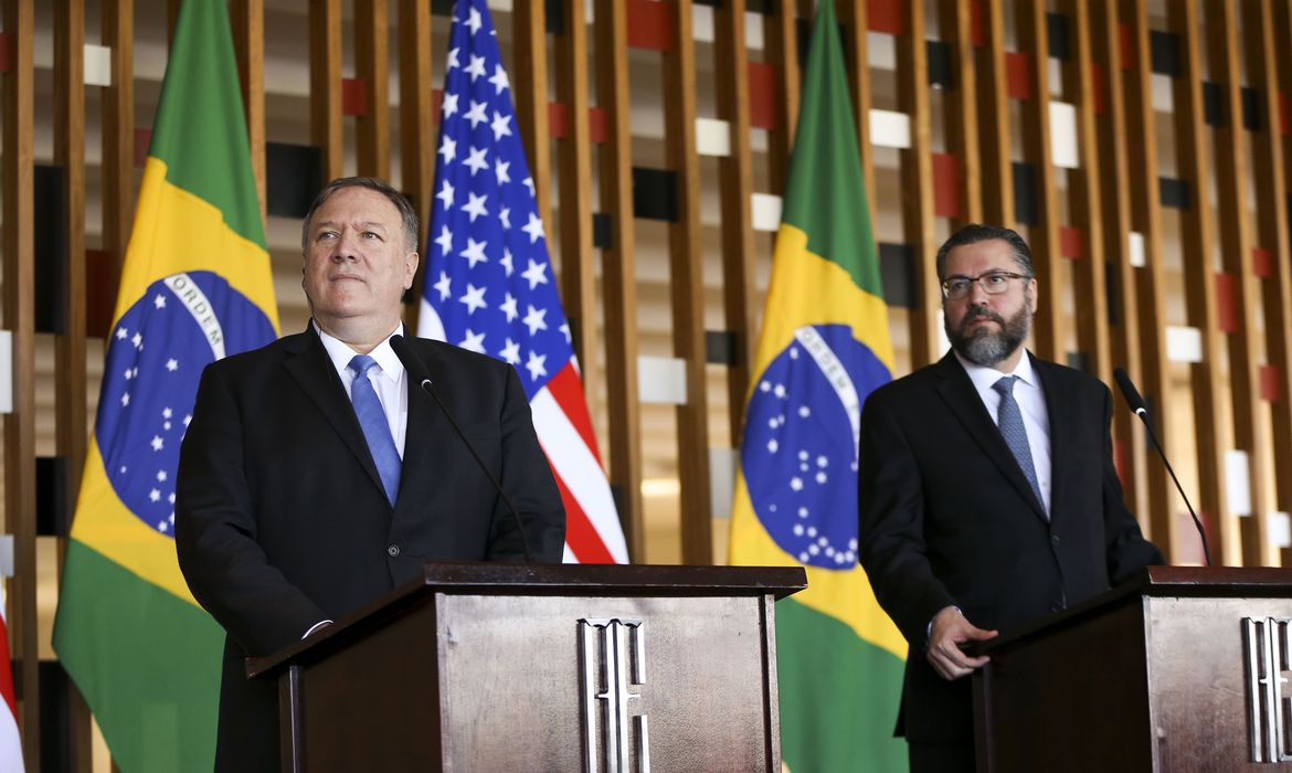O novo chanceler brasileiro, Ernesto Araújo, e o secretário de Estado dos Estados Unidos, Mike Pompeo, durante entrevista coletiva no Palácio do Itamaraty.