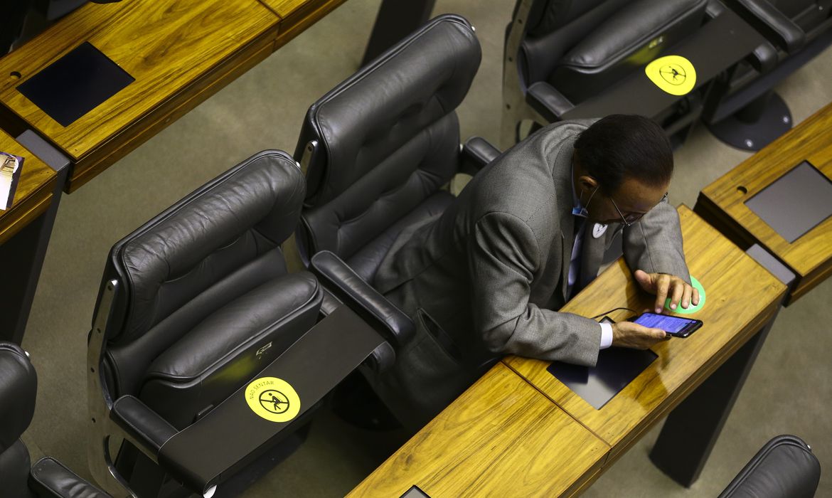 Assentos marcados no plenário durante sessão para eleição dos membros da mesa diretora da Câmara dos Deputados.