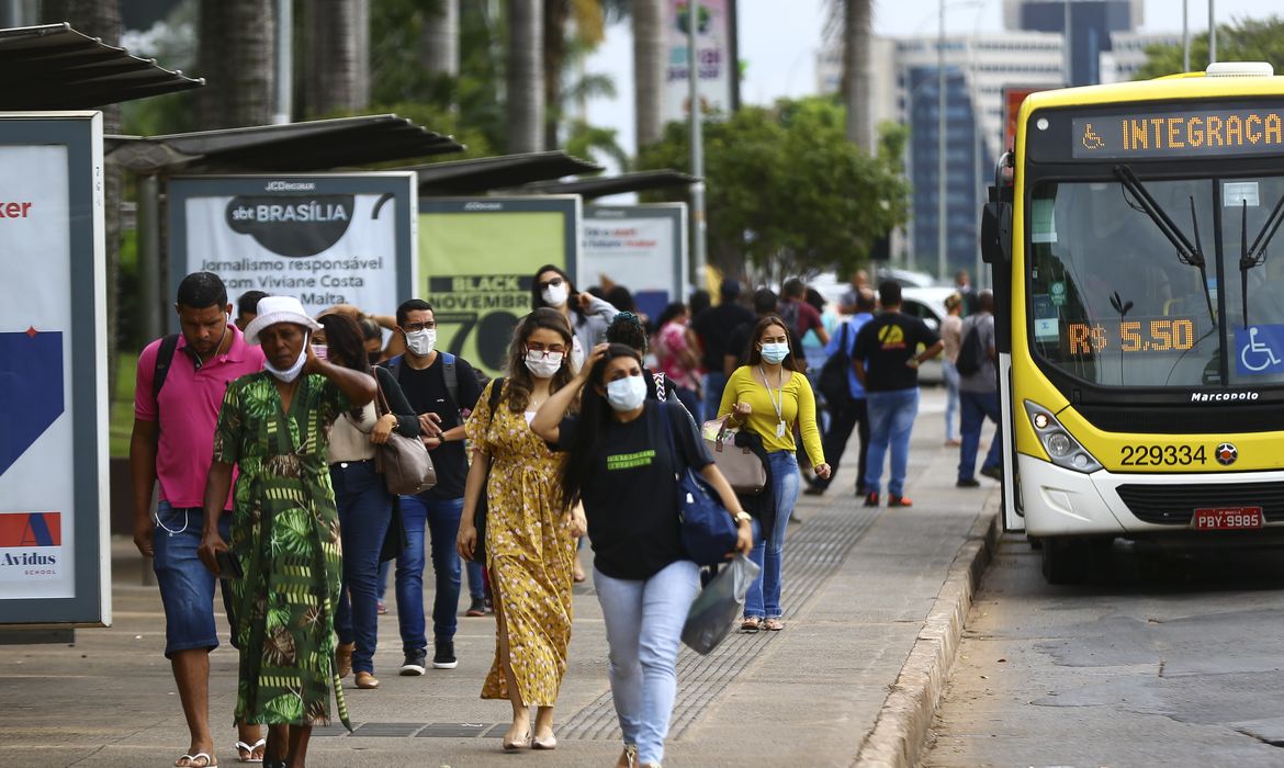 Uso de máscaras é flexibilizado ao ar livre a partir desta quarta-feira (03) no Distrito Federal.