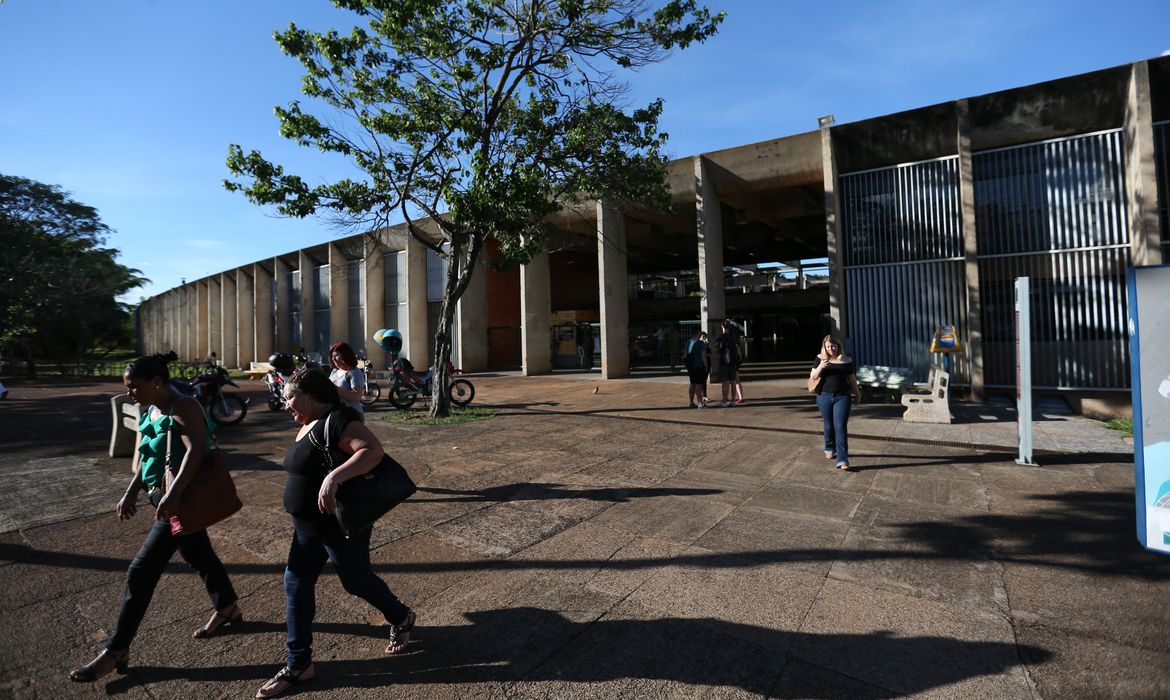 Brasília - Incluída no rodízio de abastecimento do DF, a Universidade de Brasília (UnB) está tomando medidas para reduzir o consumo de água, como adiar o início das aulas no principal campus da instituição em função do racionamento (Fabio