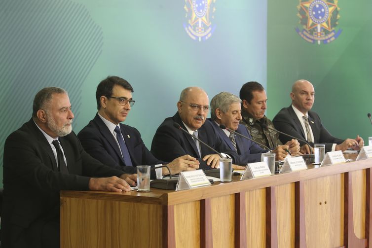 Antonio Cruz/ Agência Brasil O ministro do Gabinete de Segurança Institucional (GSI), general Sérgio Etchegoyen, e o futuro ministro do GSI, General Heleno,falam sobre a segurança para Posse do Presidente Eleito, Jair Bolsonaro.