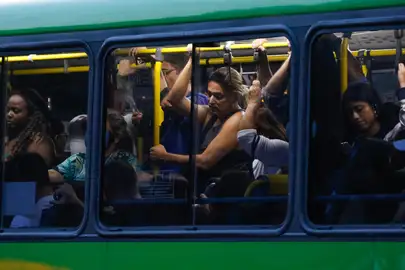 Rio de Janeiro (RJ) 30/04/2024 – Trabalhadores usam ônibus em deslocamento na volta para casa, na região da Central do Brasil. Foto: Fernando Frazão/Agência Brasil
