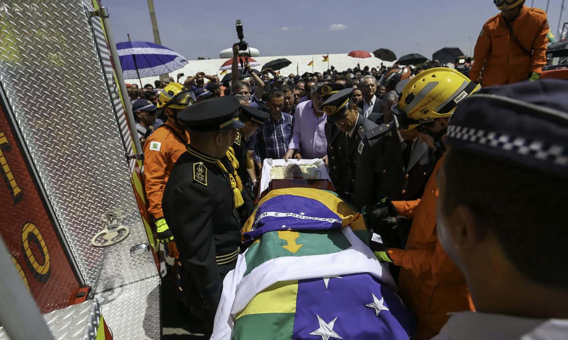O corpo do ex-governador Joaquim Roriz é levado para o Campo da Esperança,  após culto ecumênico no Memorial JK 