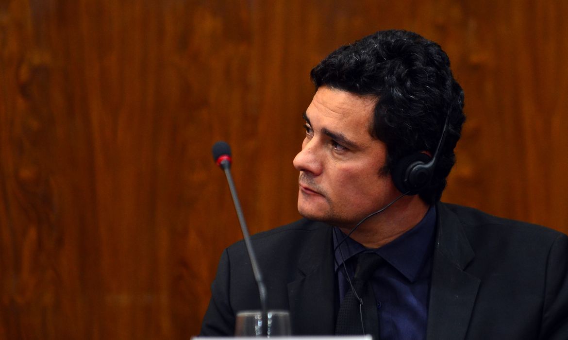 São Paulo - O juiz federal Sérgio Moro participa do simpósio Lava Jato e Mãos Limpas, no auditório do Ministério Público Federal  (Rovena Rosa/Agência Brasil)