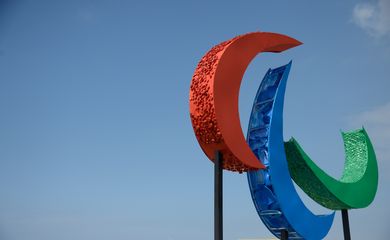 Rio de Janeiro -  Escultura dos Agitos, símbolo dos Jogos Paralímpicos, é inaugurada na Praia de Copacabana. Envolvendo um ponto central, os Agitos são um símbolo da integração dos atletas, vindos de todos os pontos do planeta (Tânia Rêgo