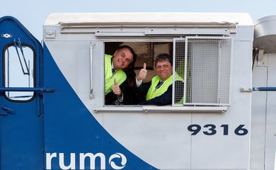  Presidente da República, Jair Bolsonaro posa para foto durante visita à locomotiva.
