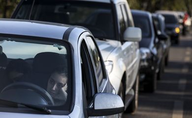 Brasilienses enfrentam até 4km de filas para abastecer em posto de combustíveis que vende gasolina a R$ 2,98 como parte do Dia da Liberdade de Impostos (DLI). 