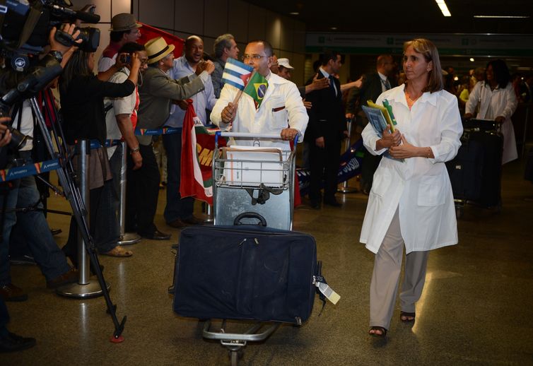 Em outubro de 2013, médicos cubanos desembarcavam em Brasília contratados pelo Programa Mais Médicos