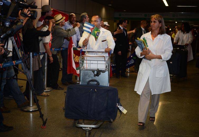 José Cruz/Agência Brasil Em outubro de 2013, médicos cubanos desembarcavam em Brasília contratados pelo Programa Mais Médicos