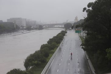 Um homem caminha sobre uma via expressa marginal parcialmente inundada do Tietê após fortes chuvas em São Paulo, Brasil, 10 de fevereiro de 2020. REUTERS / Rahel Patrasso