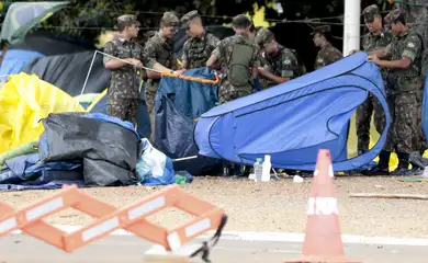 Polícia e Exército se concentram na frente do QG do Exército para desmobilização de acampamento de bolsonaristas 
