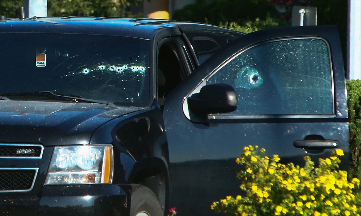 Veículo com buraco de bala no vidro em Vancouver, na província canadense da Colúmbia Britânica