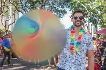Brasília (DF), 15/02/2026 - Alex França fala com Agência Brasil durante carnaval de rua, bloco Galinho.
Foto: Joédson Alves/Agência Brasil