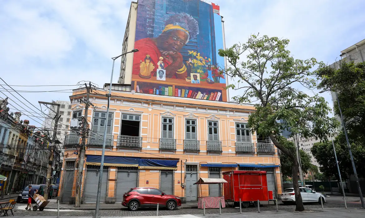 Mural Gigante Homenageia Conceição Evaristo no Rio de Janeiro