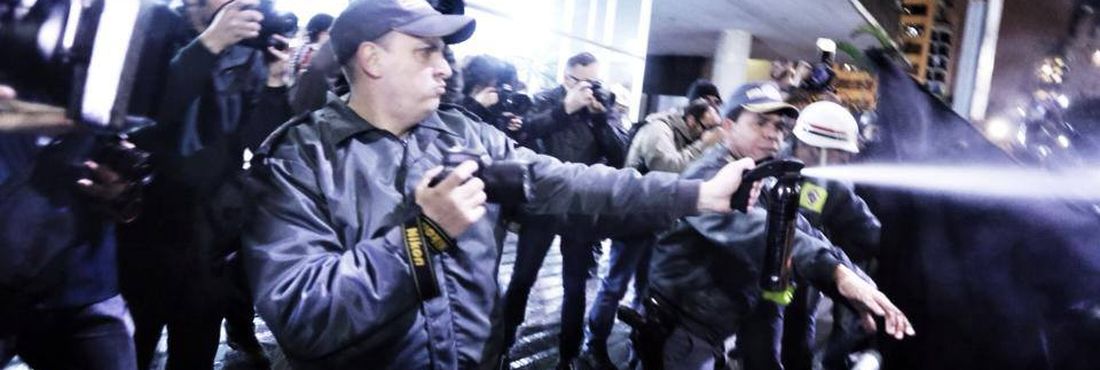 Policiais repelem tentativas de entrada de manifestantes na Câmara de São Paulo com spray de pimenta e bombas de efeito moral.