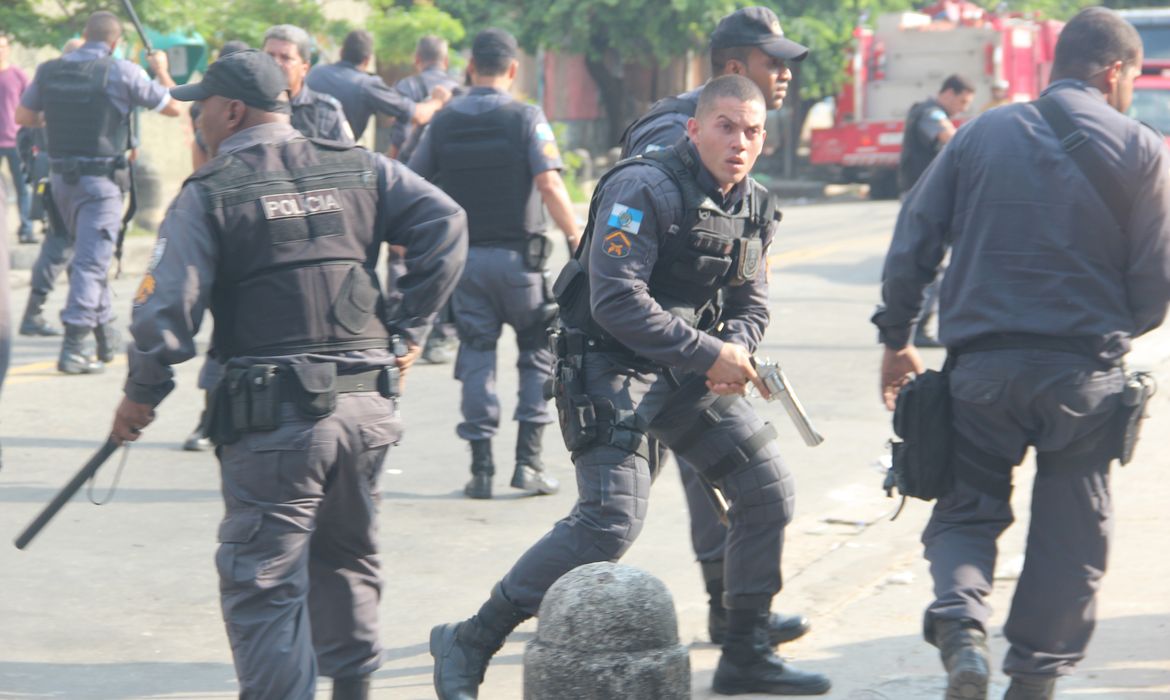 Rio de Janeiro - Policiais militares entram em confronto com manifestantes e reagem sacando armas durante protesto contra desocupação do prédio da Telemar 
