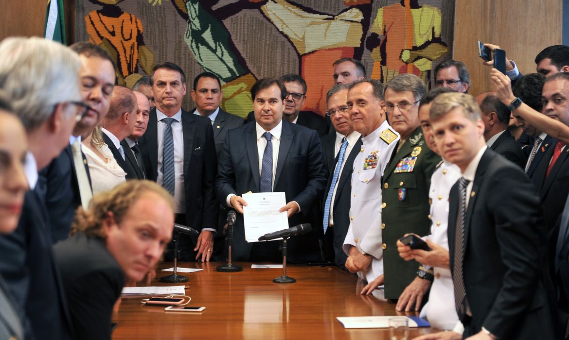 O presidente Jair Bolsonaro entrega a proposta de reforma da Previdência dos militares ao presidente da Câmara dos Deputados, Rodrigo Maia.