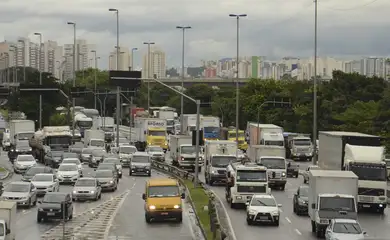 Trânsito e risco de alagamentos na Marginal Tietê.