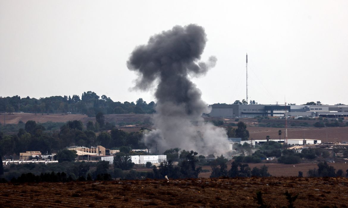 Foguete lançado da Faixa de Gaza atinge área perto de Sderot, no sul de Israel. REUTERS/Amir Cohen