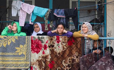 Palestinos desalojados em abrigo em Deir Al-Balah 23/4/2024 REUTERS/Ramadan Abed