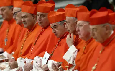 Vaticano- 07/12-2024 O Papa Francisco coloca a tradicional bireta vermelha, um chapéu de quatro pontas, na cabeça do novo cardeal durante uma cerimônia de consistório para elevar os prelados católicos romanos ao posto de cardeal, na Basílica de São Pedro, no Vaticano, em 7 de dezembro. 2024. REUTERS/Guglielmo Mangiapane/ Proibido reprodução