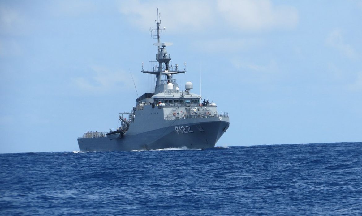 Em inédita cooperação internacional, Marinha e Polícia Federal interceptam embarcação carregada com cocaína