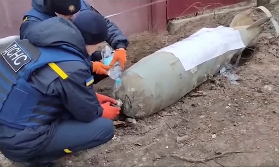 Membros do serviço de emergência da Ucrânia desarmam bomba em Chernihiv.