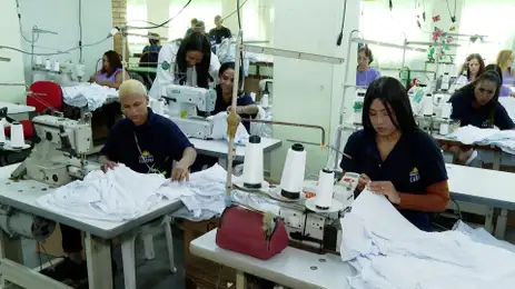 Pessoas que cumprem pena produzem uniformes para os presídios do estado do Rio