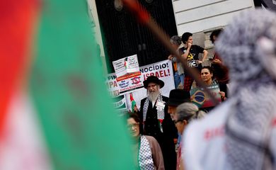 Rio de Janeiro (RJ), 07/07/2025 - Grupos ligados ao Comite de Solidariedade com a Luta do Povo Palestino fazem manifestação contra o genocídio do povo palestino na Faixa de Gaza e por uma Palestina livre, na Cinelândia, no centro da cidade.   Foto: Tânia Rêgo/Agência Brasil
