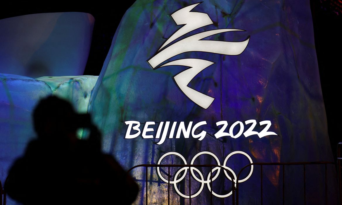 Homem fotograda logo iluminado da Olimpíada de Inverno Pequim 2022 em Pequim - Beijing - Jogos de Inverno