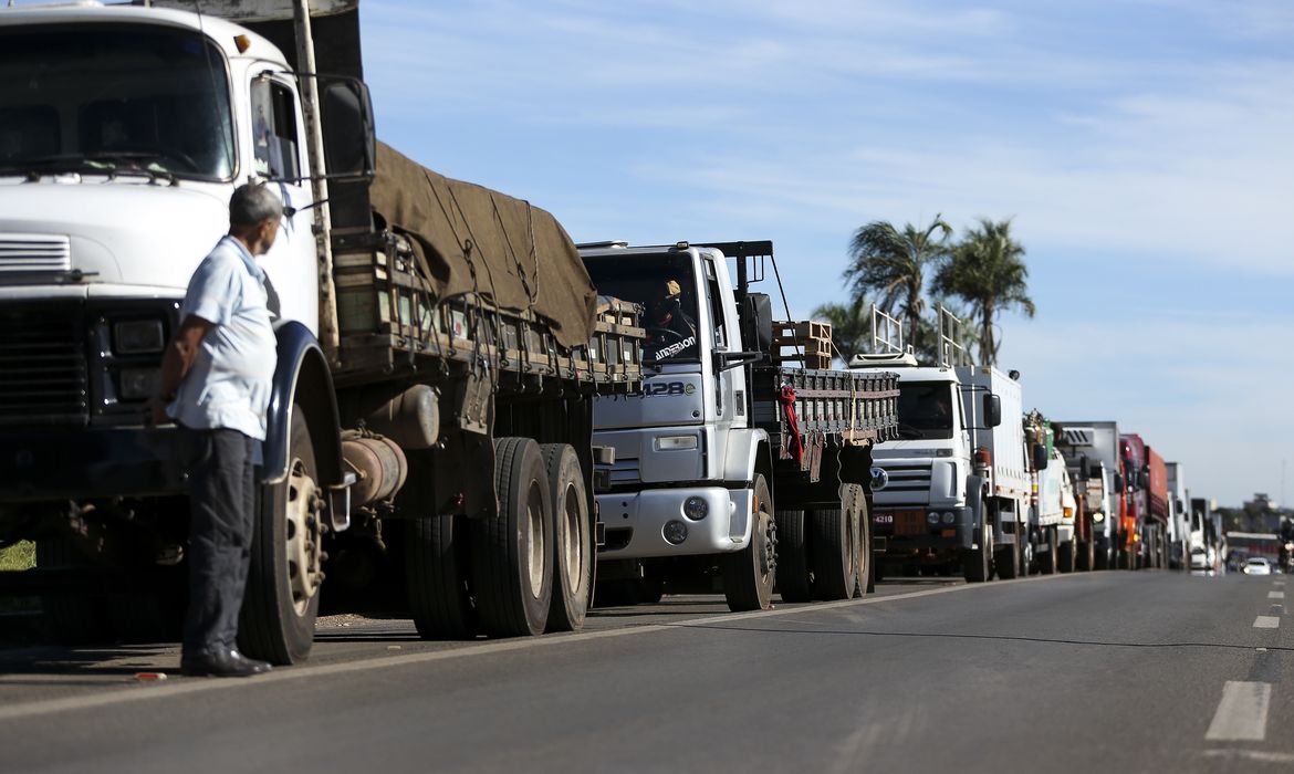 Caminhoneiros fazem protesto contra a alta no preço dos combustíveis na BR-040, próximo a Brasília. 