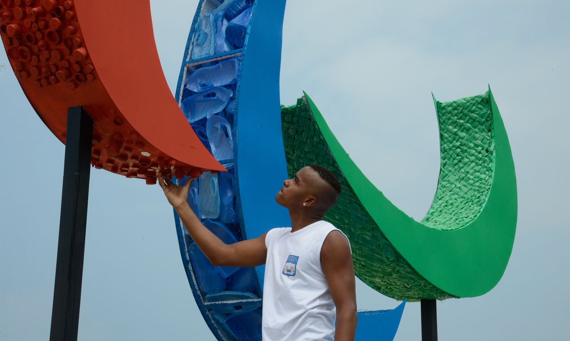 Rio de Janeiro -  Escultura dos Agitos, símbolo dos Jogos Paralímpicos, é inaugurada na Praia de Copacabana. Envolvendo um ponto central, os Agitos são um símbolo da integração dos atletas, vindos de todos os pontos do planeta (Tânia Rêgo