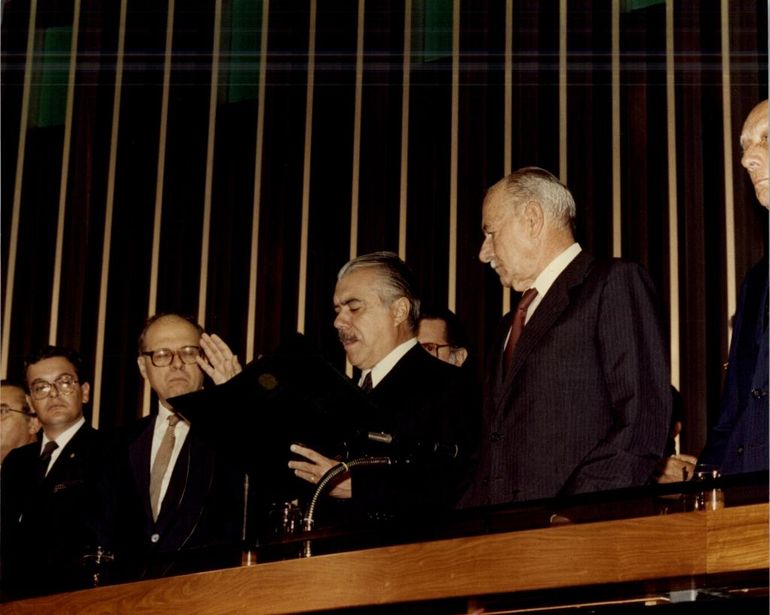 José Sarney faz o juramento ao tomar posse no dia 15 de março de 1985