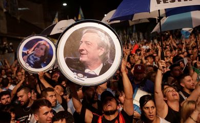 Apoiadores do candidato a presidência  Alberto Fernandez e vice Cristina Kirchner, se reúnem em Buenos Aires no domingo 27 de outubro de 2019