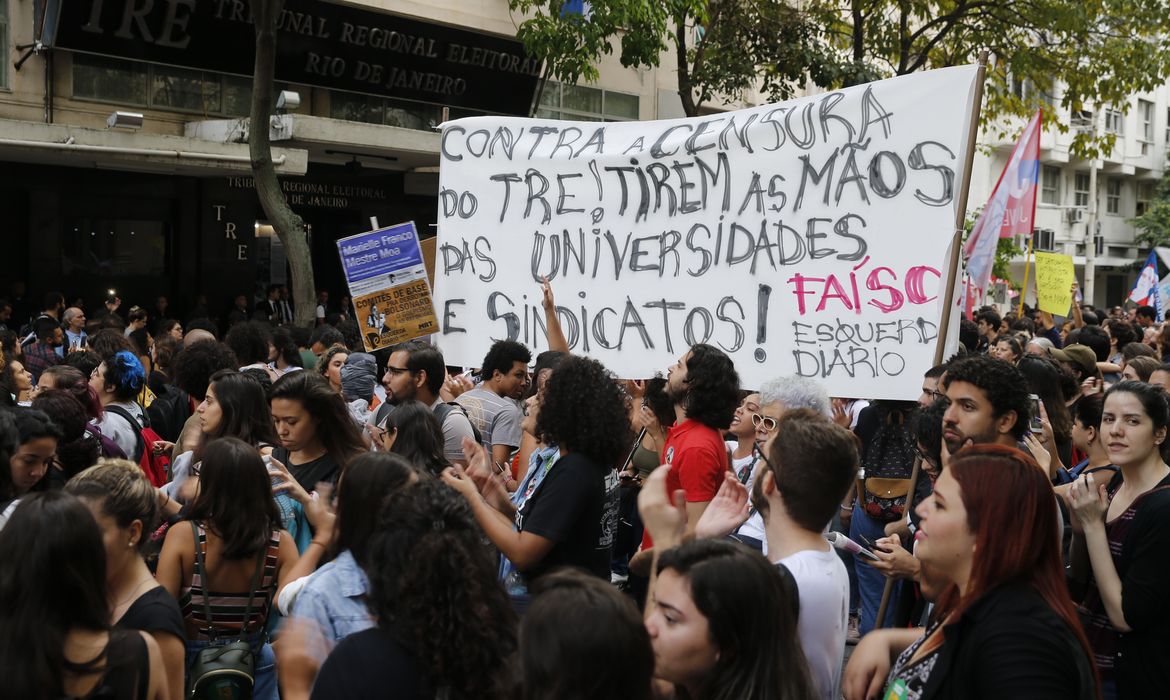 Estudantes protestam no centro do Rio de Janeiro contra fiscalização do TRE que censuraram faixas antifacismo em universidades federais.