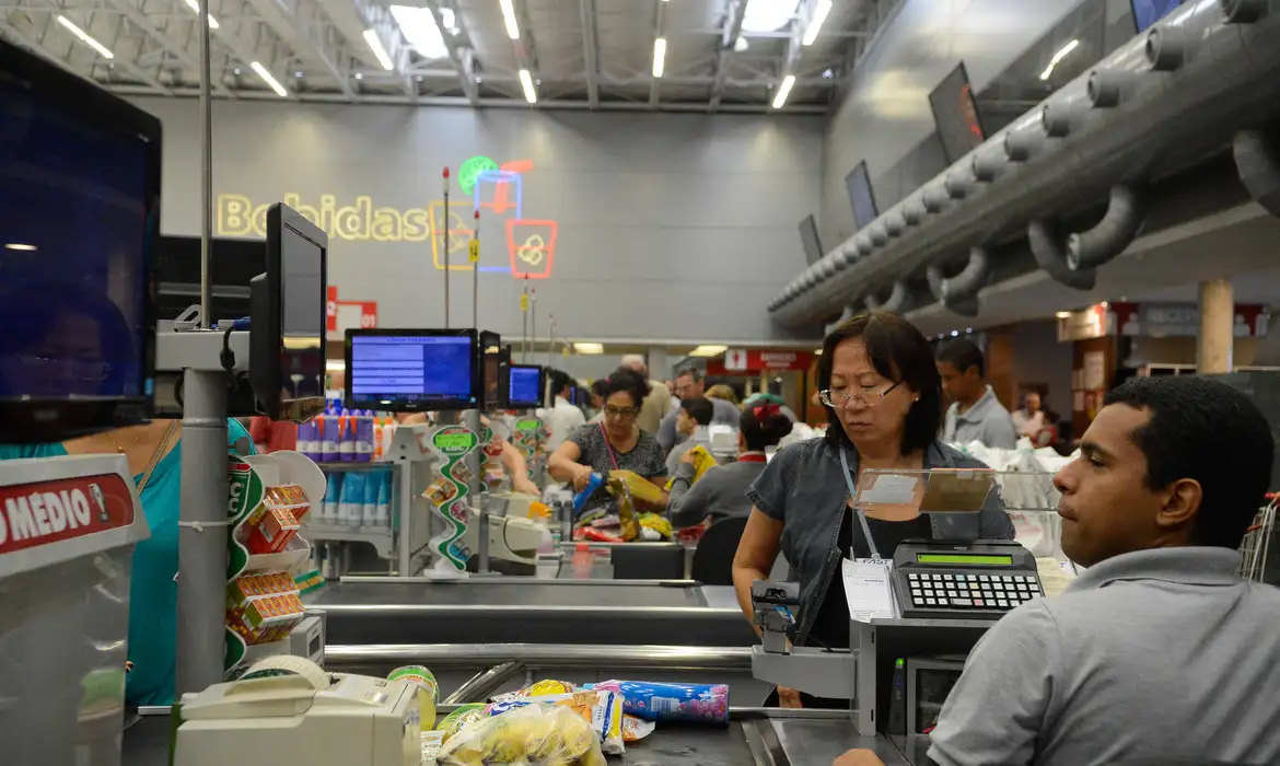 Vitória (ES) - Supermercados lotados com filas nos caixas e na entrada funcionam com horário reduzido (Tânia Rêgo/Agência Brasil)