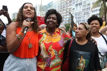 Rio de Janeiro (RJ), 30/07/2023 - A ministra da Igualdade Racial, Anielle Franco, sua mae, Marinete da Silva, e a deputada federal, Benedita da Silva, participam da IX Marcha das Mulheres Negras do Rio de Janeiro, na praia de Copacabana, zona