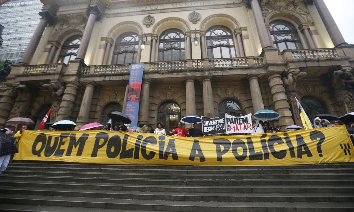 São Paulo (SP), 05/12/2024 -ato contra violência policial, concentração em frente ao teatro municipal de são paulo, praça Ramos de Azevedo . Foto: Paulo Pinto/Agência Brasil
