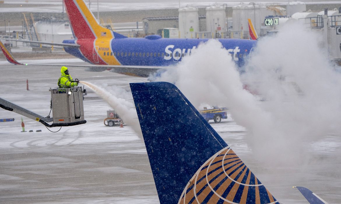 Funcionário remove gelo de avião da United Airlines em aeroporto de Milwaukee