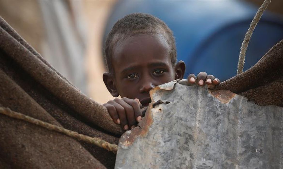 Criança somali em um campos para deslocados em Qardho. O país enfrenta uma longa seca e organismos internacionais alertam que o país pode passar por uma grave crise de fome no segundo semestre de 2017