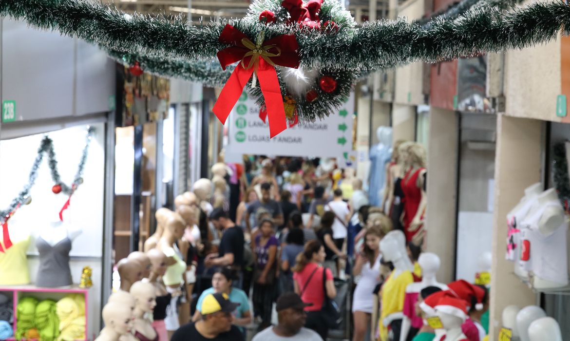  Movimento do comércio popular no Brás no mês do Natal.