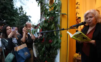 Paraty (RJ), 31/07/2025 - A poeta Alice Ruiz participa da homenagem a Paulo Leminski na Casa Toda Poesia da Companhia das Letras durante a 23ª Festa Literária Internacional de Paraty. Foto: Rovena Rosa/Agência Brasil