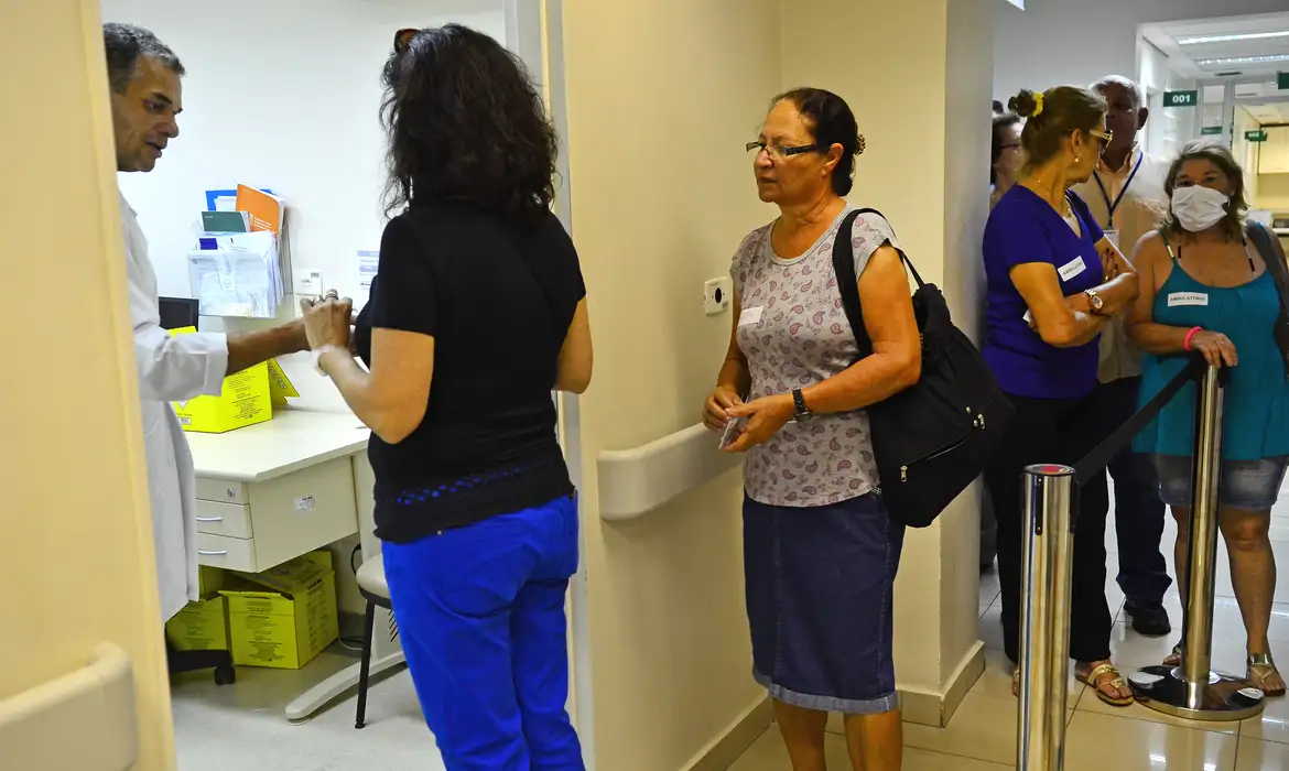 São Paulo - Primeiro dia de vacinação de idosos, gestantes e crianças até 5 anos, no Instituto de Infectologia Emílio Ribas, região central  (Rovena Rosa/Agência Brasil)