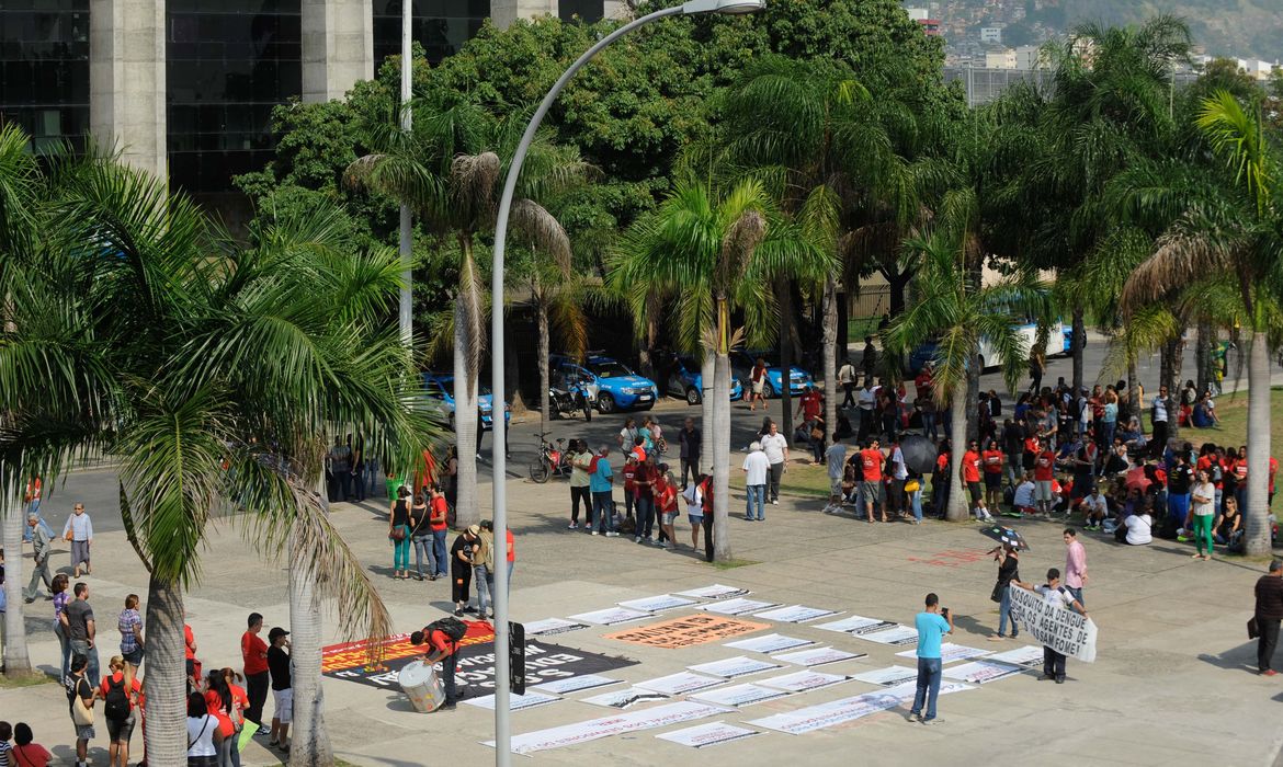 Rio de Janeiro - Professores, em greve desde 12 de maio, protestam em frente à sede da prefeitura do Rio de Janeiro, no centro. 