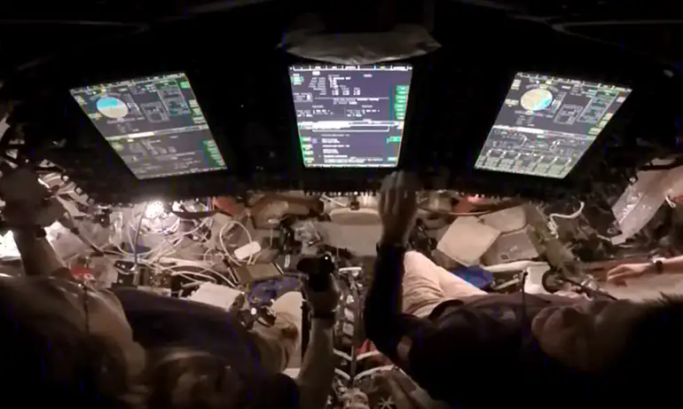 NASA astronaut Christina Koch, left, takes control of the Orion spacecraft during a manual piloting test on flight day 4 of the Artemis II mission. To her right is CSA (Canadian Space Agency) astronaut Jeremy Hansen and NASA astronaut Victor Glover. Foto: NASA/Divulgação